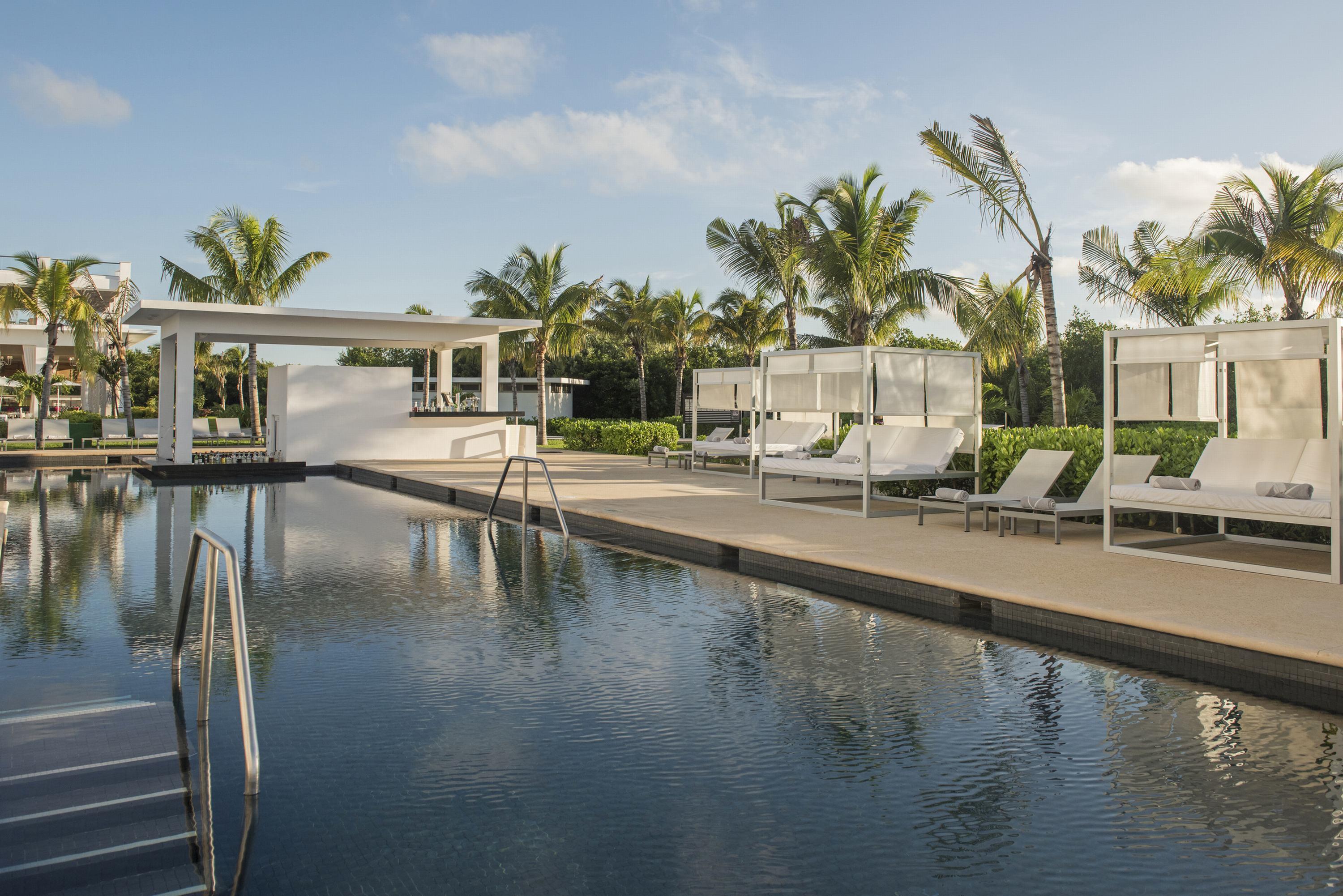 Platinum Yucatan Princess Adults Only Playa del Carmen Exterior foto The pool at the Hard Rock Hotel