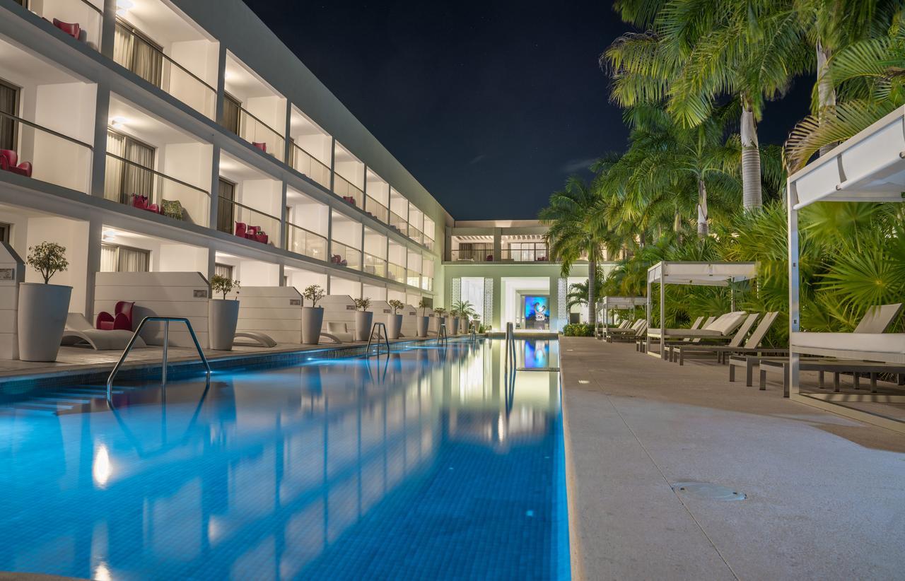 Platinum Yucatan Princess Adults Only Playa del Carmen Exterior foto The swimming pool at the hotel