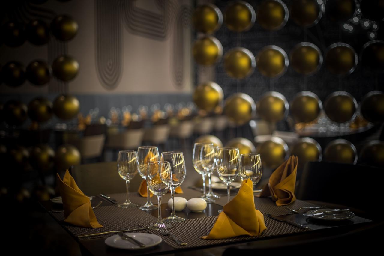 Platinum Yucatan Princess Adults Only Playa del Carmen Exterior foto Wine glasses at a restaurant